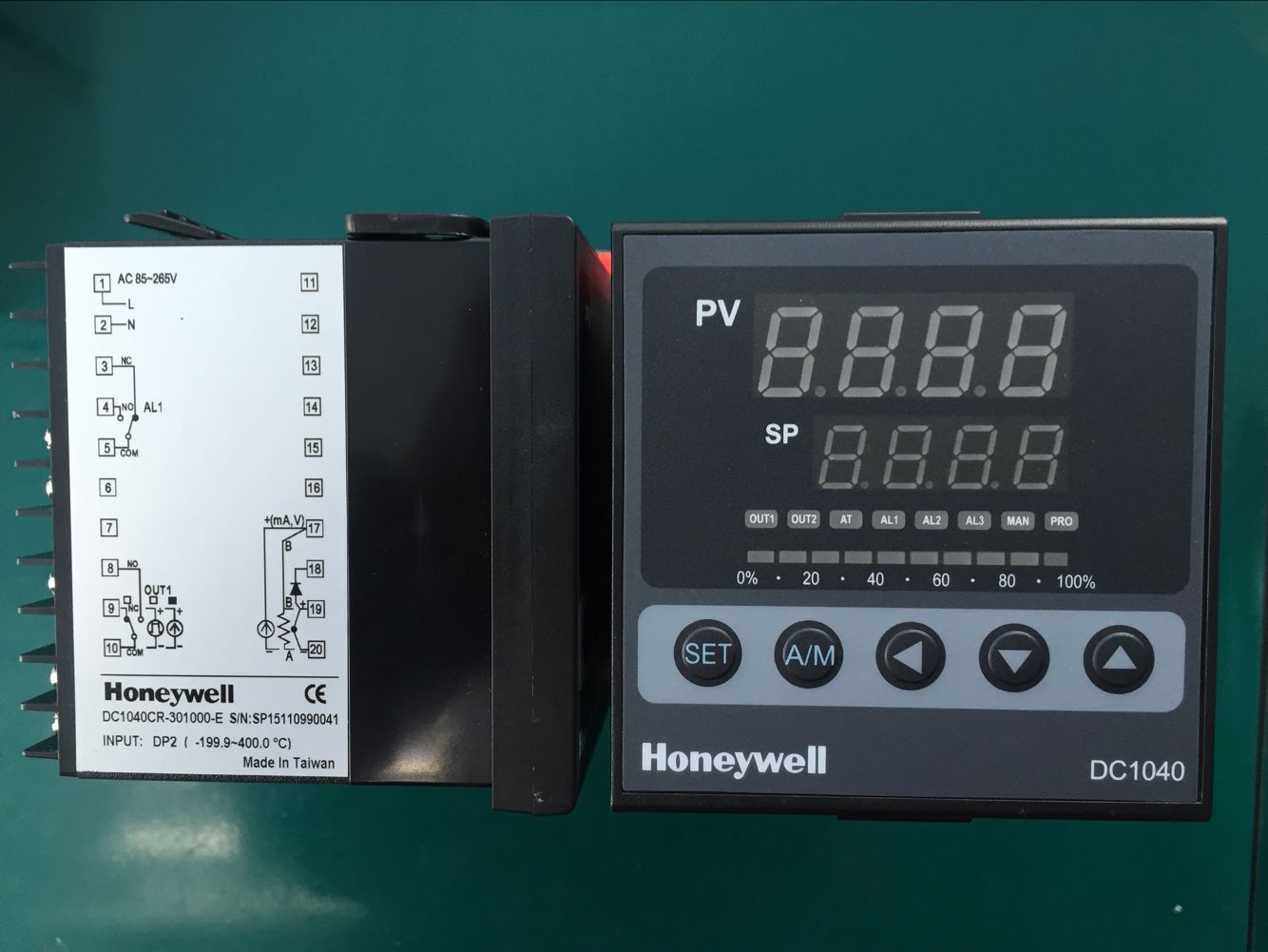 1。双排显示PV、SP等数据 2。12种热电偶信号、3种热电阻信号、5种线 形信号输入 3。继电器输出、电压、电流信号输出 4。带手/自动模式,切换便利15:11:30 5。多种辅助输出功能 6。多种控制算法输出:ON/OFF、PID、双重 (冷热区)输出、马达阀门控制,单相/三相可 控硅控制 7。三路(可选)报警输出,17种报警类型 8。2套各8段设定点程序,切换调用或串接成 16段程序使用 9。满量程0.